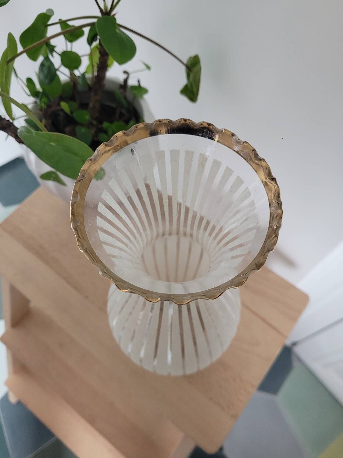 Vase granité blanc et rebord doré