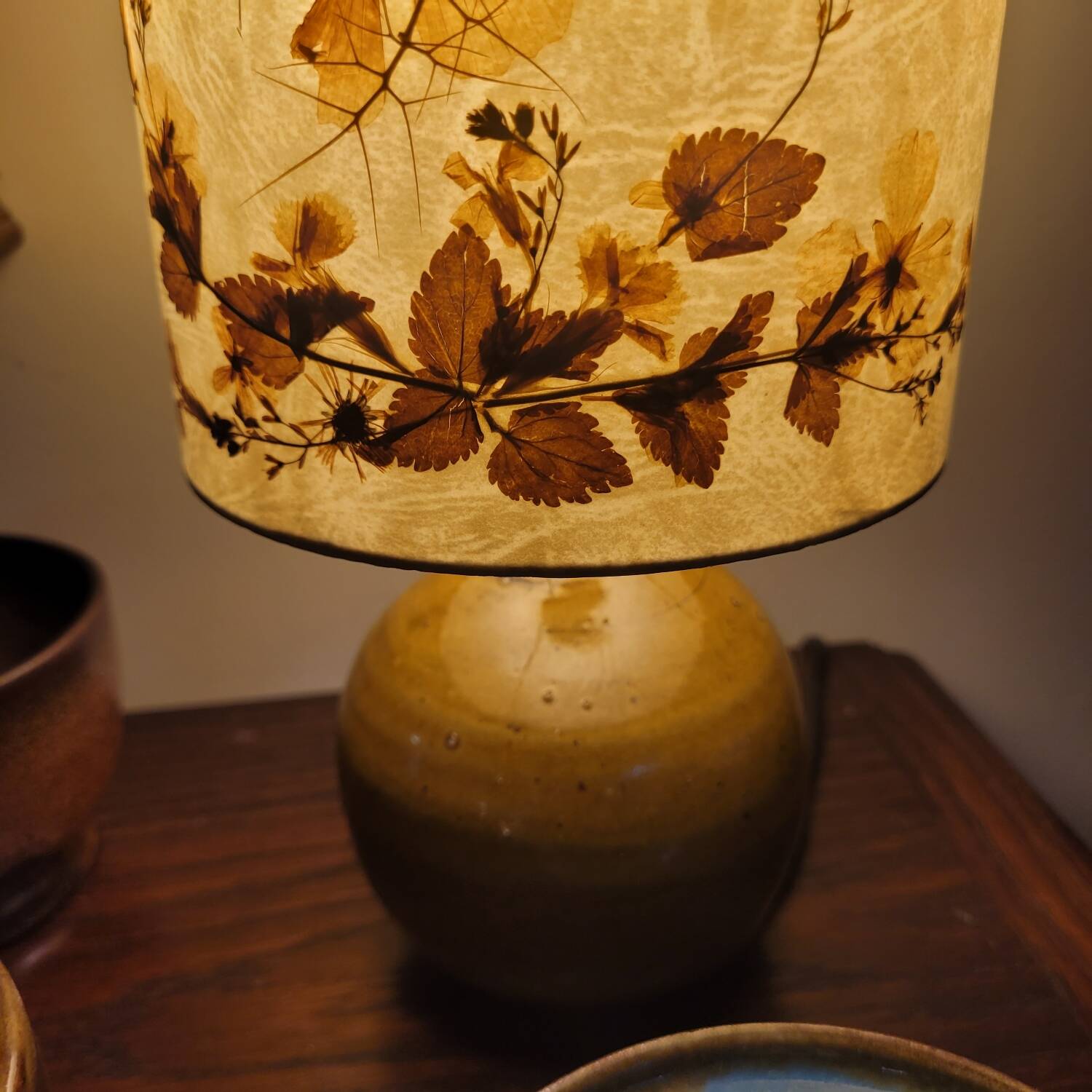Handmade lamp in mustard glazed ceramic, vegetal lampshade