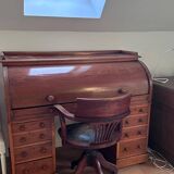 Beautiful vintage 20th-century American cylinder desk and its chair.