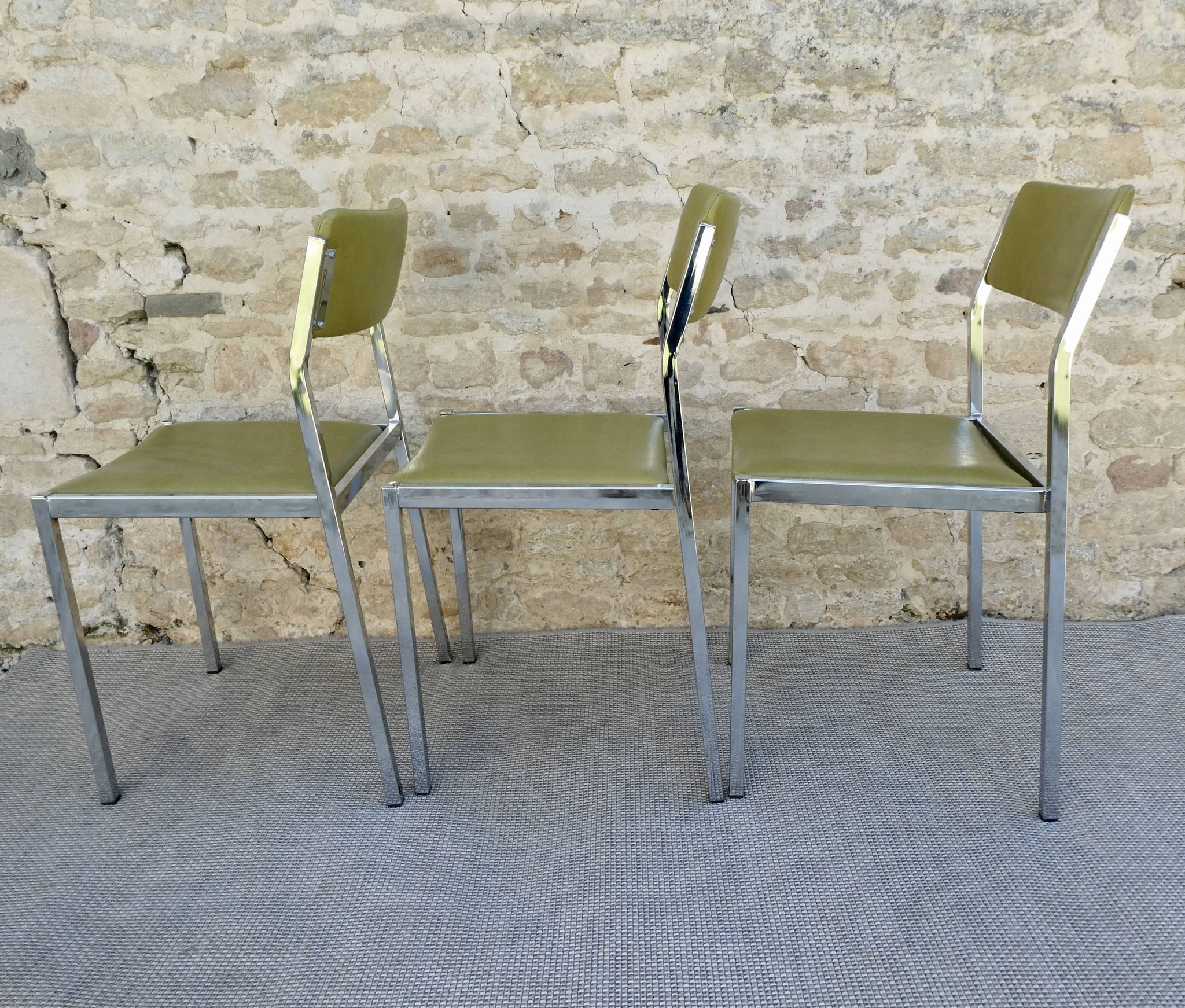 Lot of 3 chairs in chrome and khaki green skai, 70s