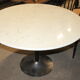 Table ronde en marbre et ses chaises
