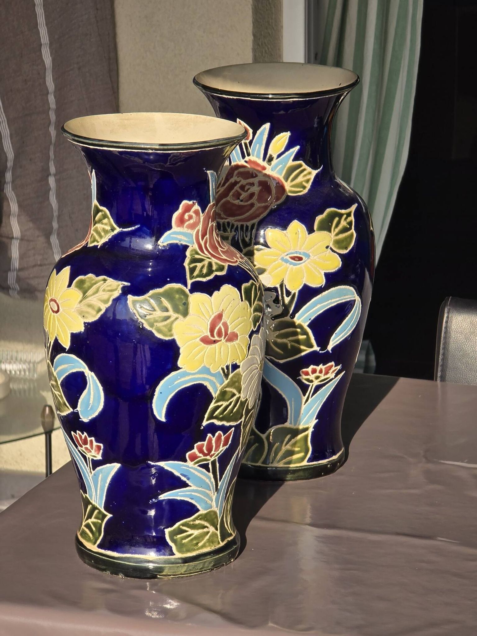 Pair of Dien Thao cobalt blue vases, 20th century.