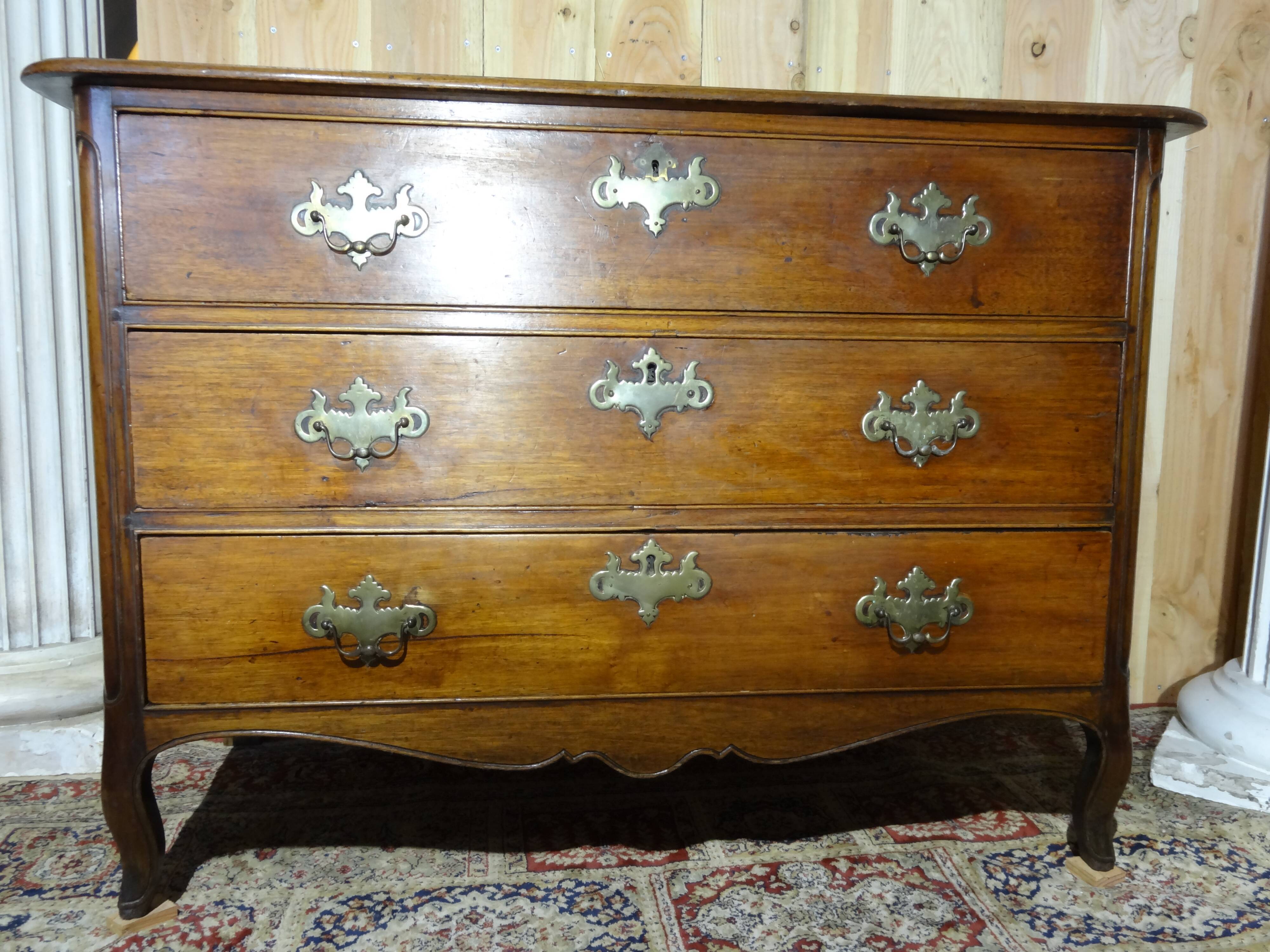 Late 18th century chest of drawers in light mahogany