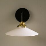 Applique murale en opaline blanche - douille et bras laiton, support metal