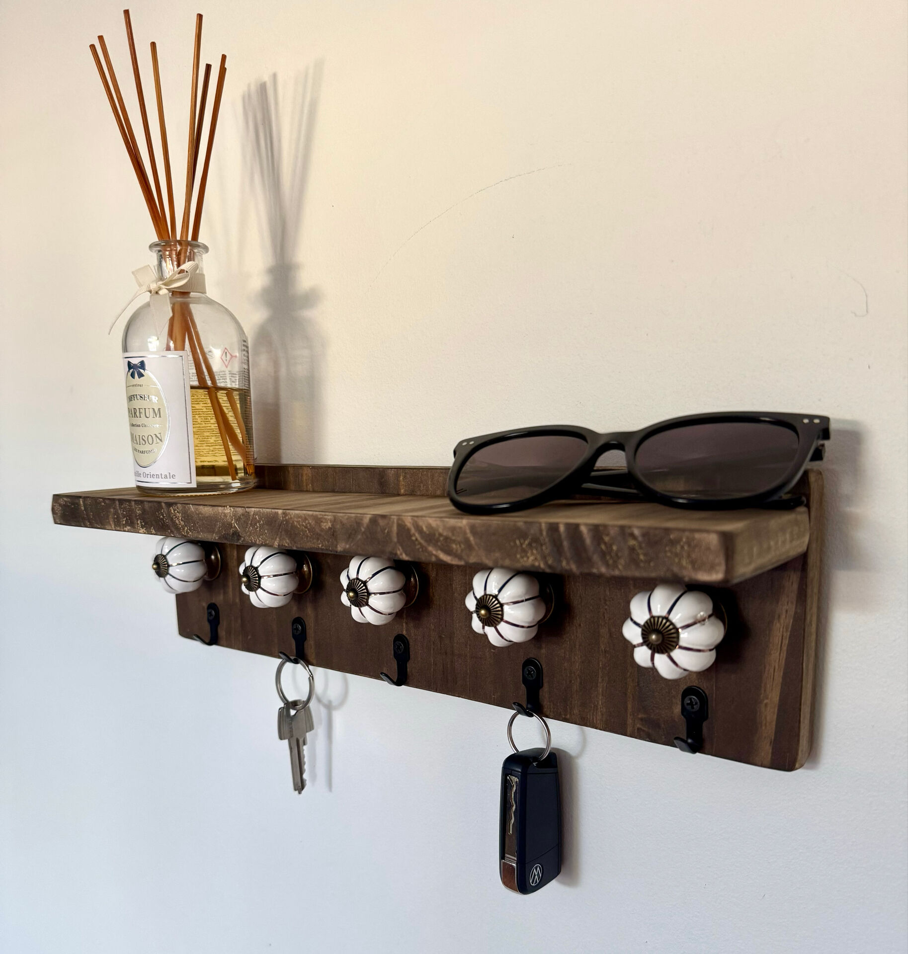 Wall-mounted key holder shelf | ceramic knobs | ceramic knobs