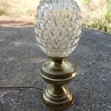 Lampe à poser avec globe en verre ciselé.