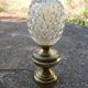Lampe à poser avec globe en verre ciselé.