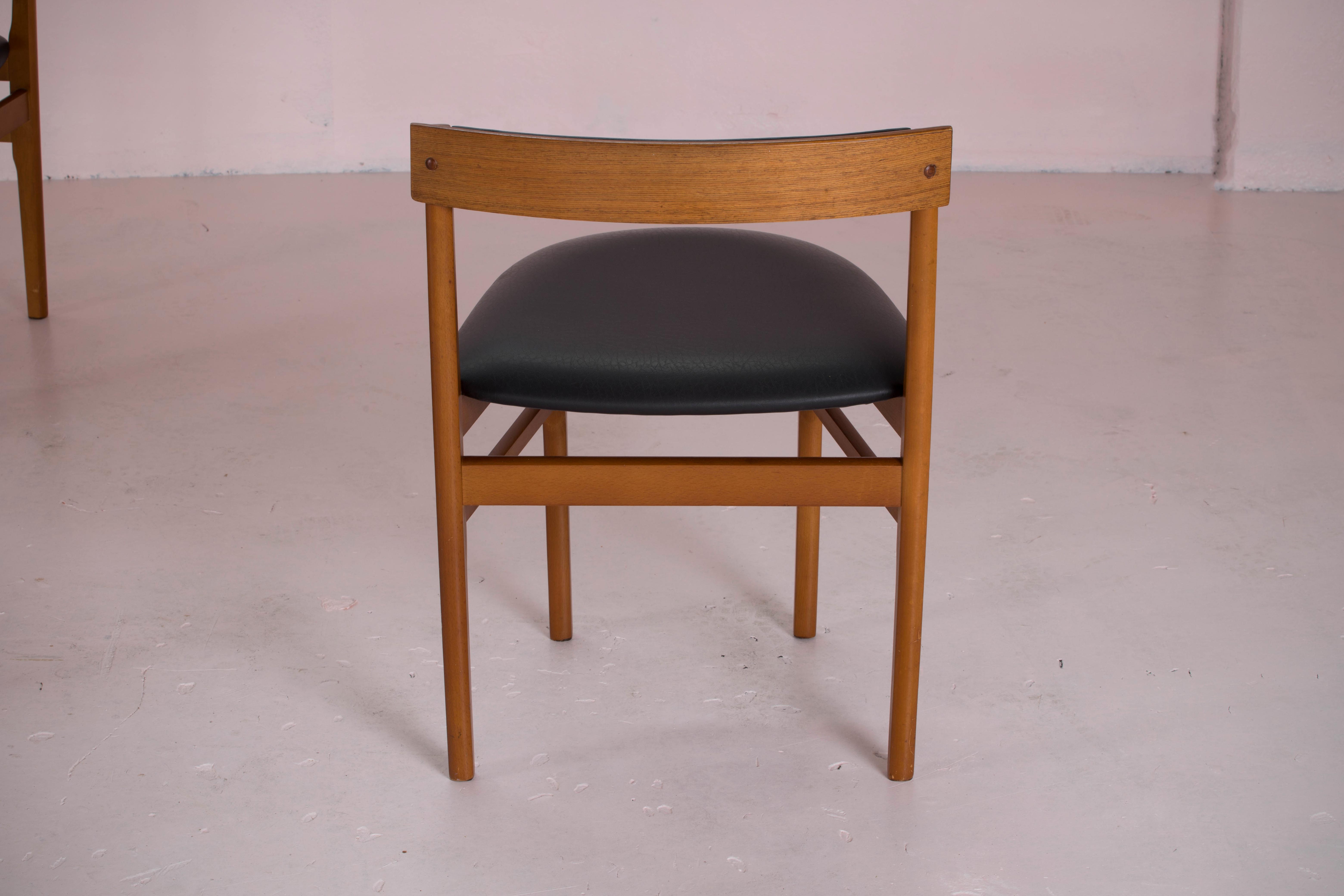 Table and 4 scandinavian encastrable chairs
