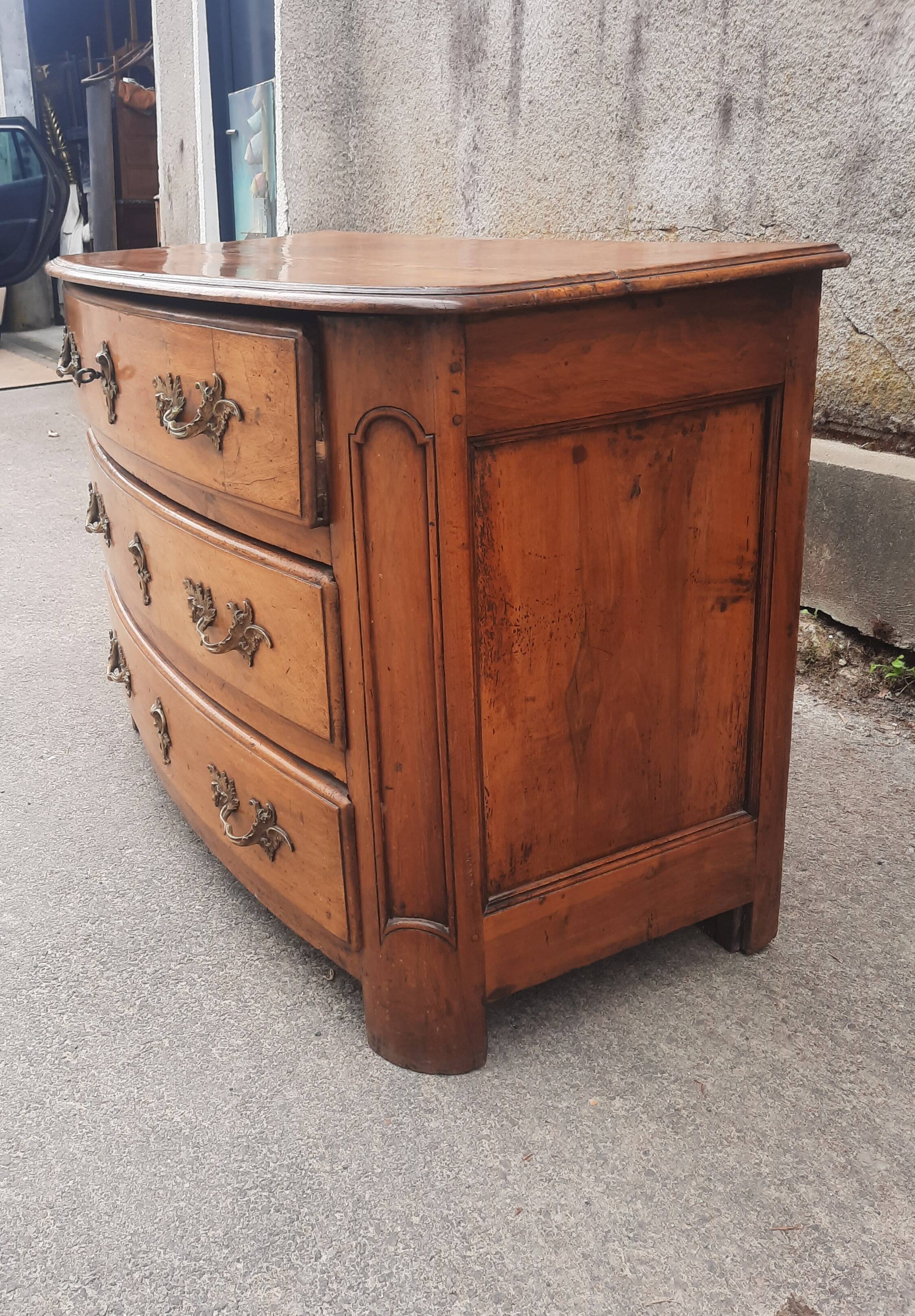 Commode en noyer massif, XVIIIème s.
