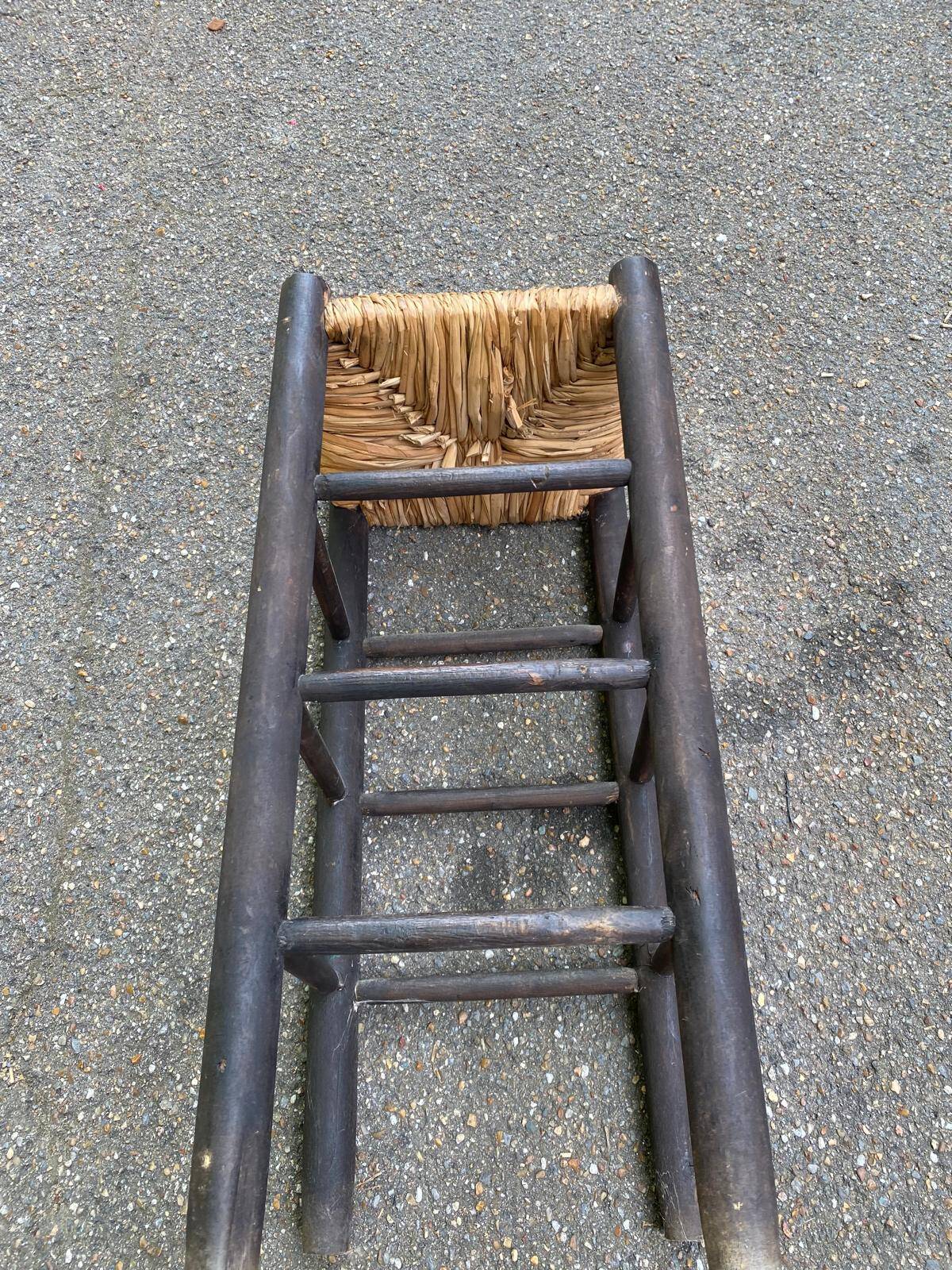 High bar stool in dark solid wood and straw 75cm