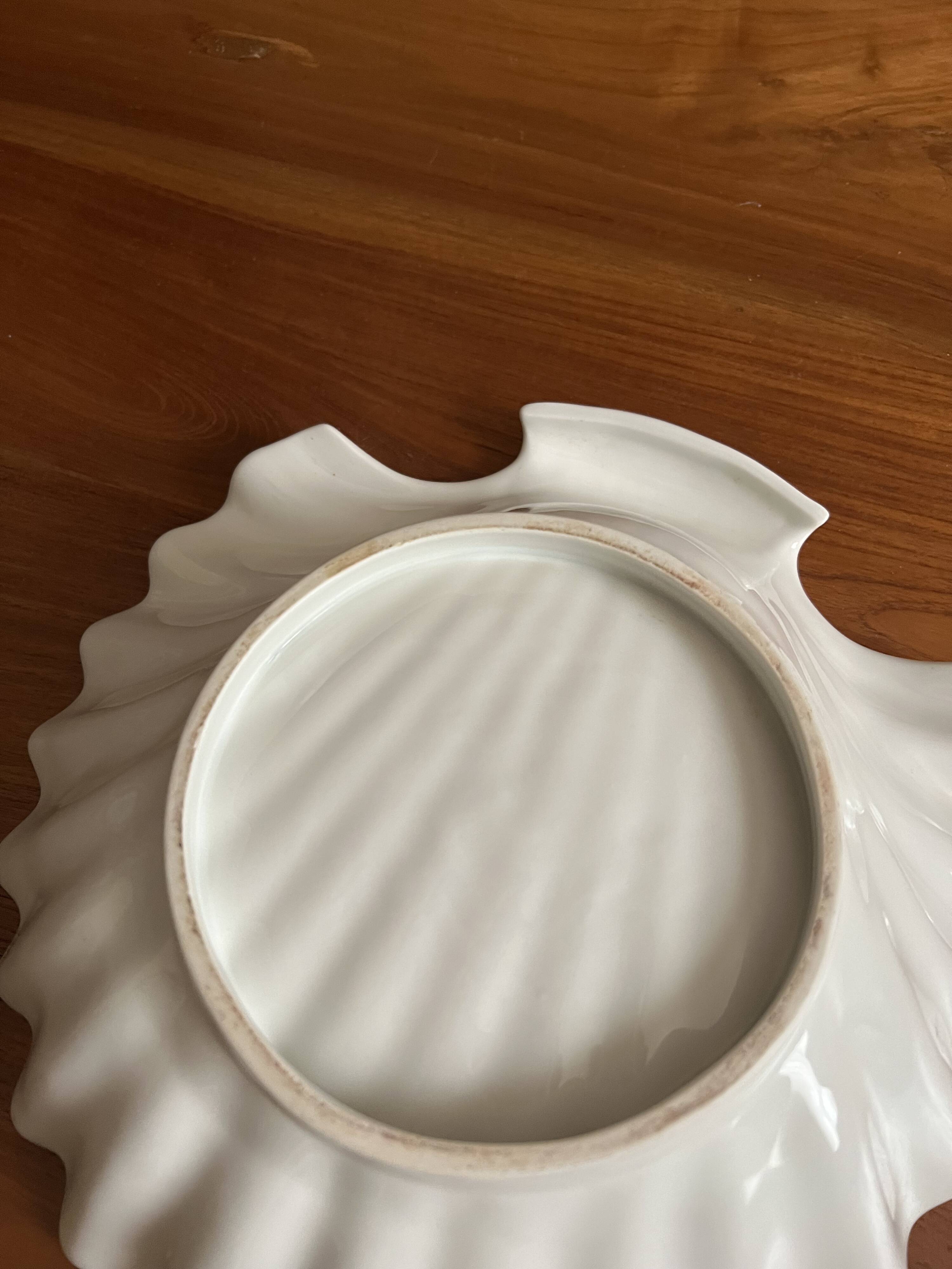 Large shell-shaped dish – white porcelain – Width 31 cm
