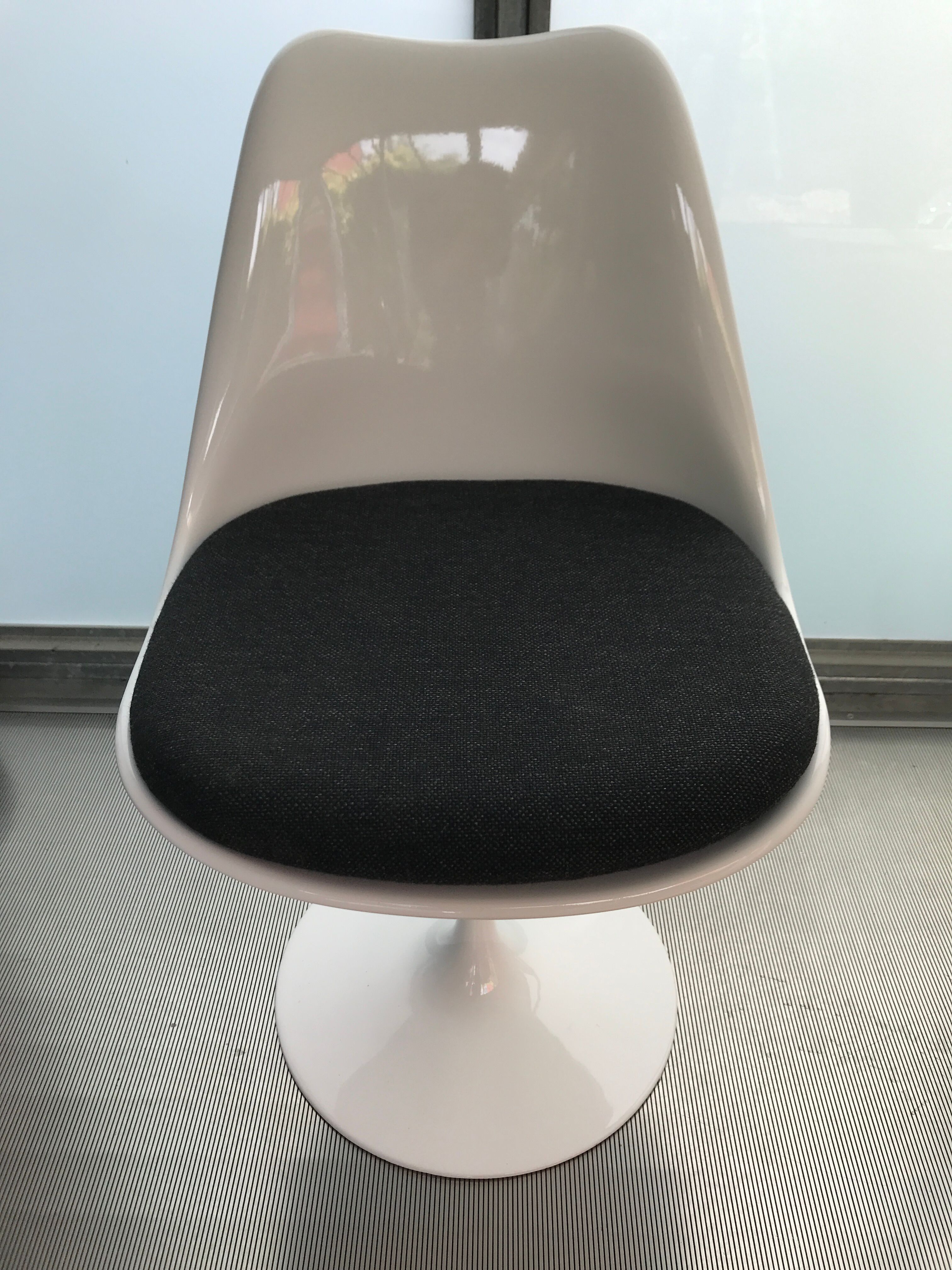 Tulip chair by Eero Saarinen for Knoll