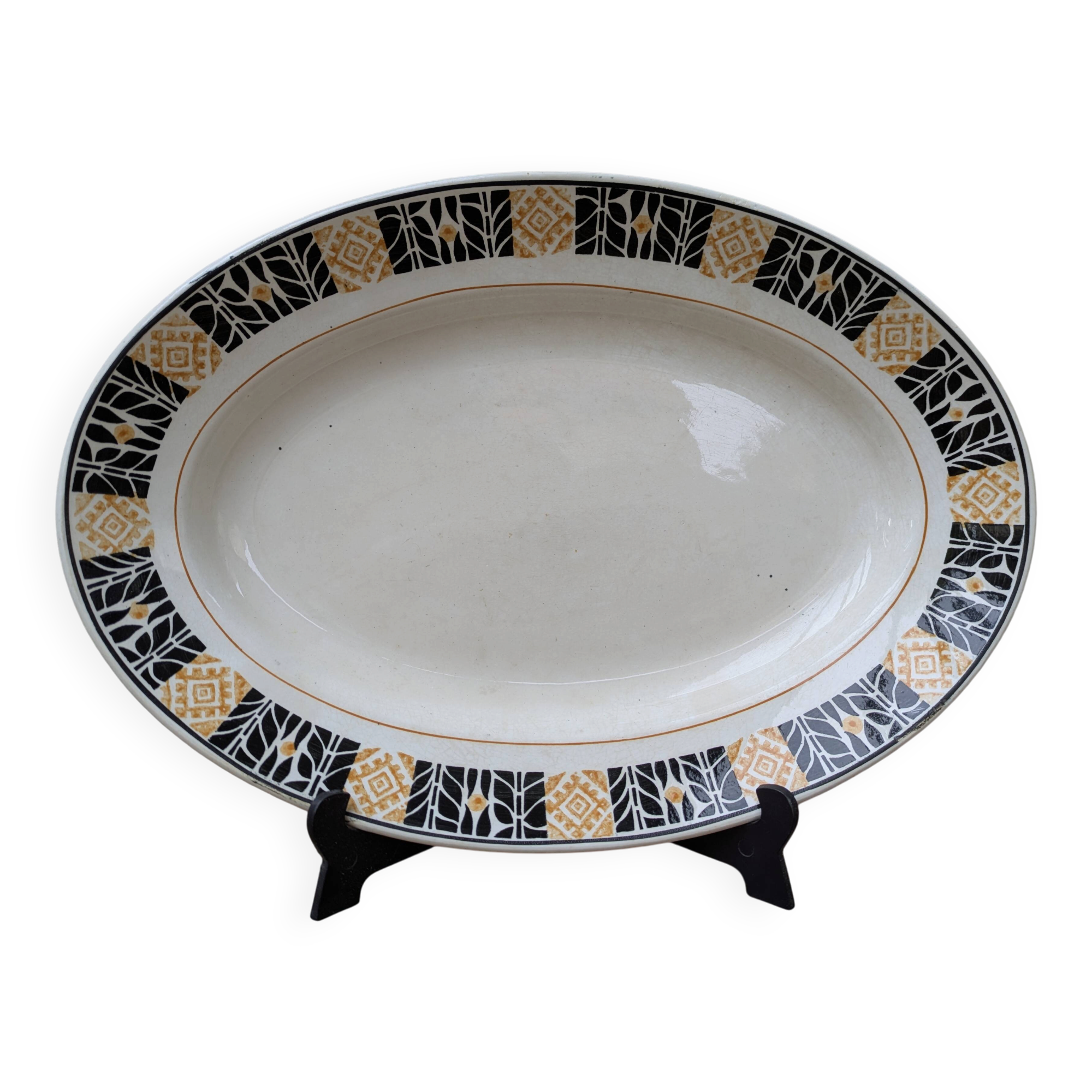 Plat de service Saint Amand modèle Trianon Terre de Fer contour géométrique
