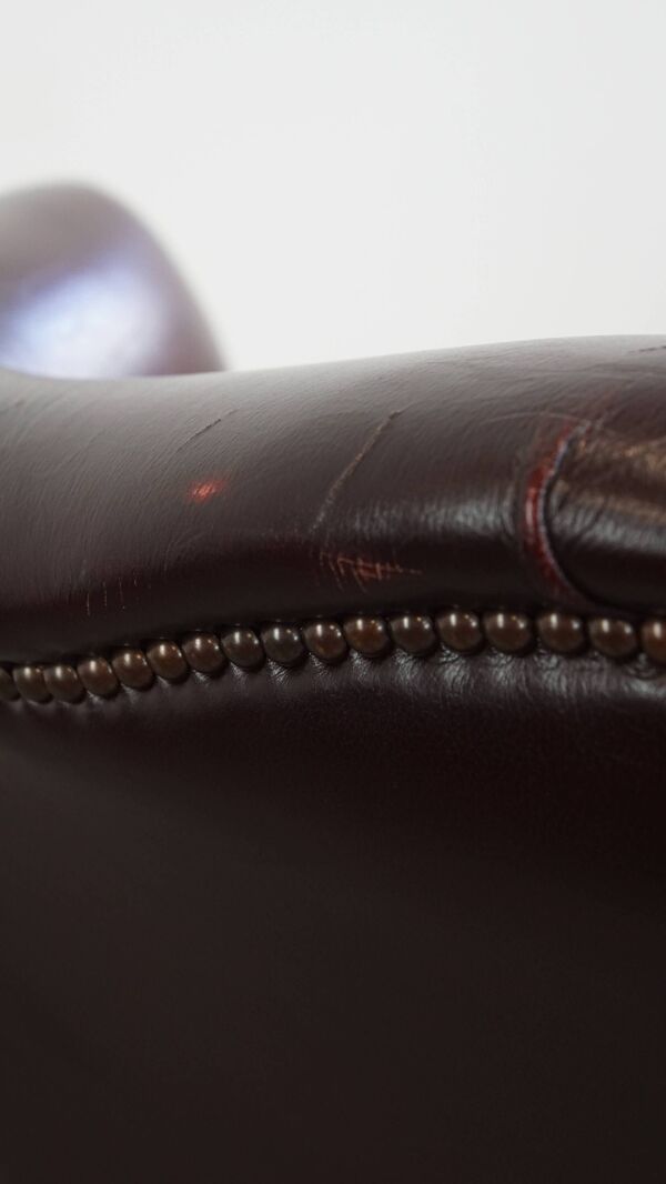 Fauteuil à oreilles en cuir de vache rouge bordeaux de style anglais