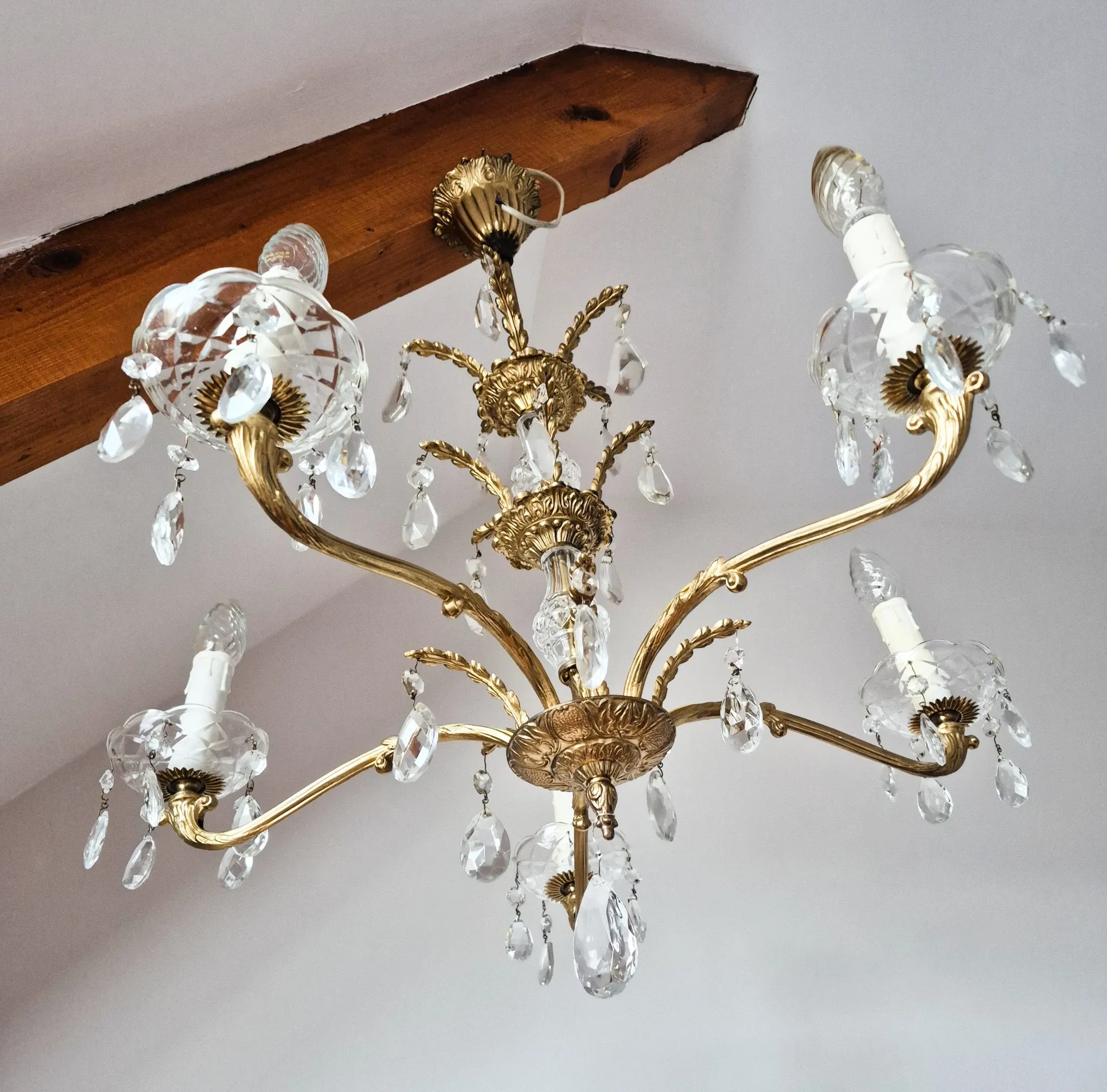 Antique chandelier with pendants, in bronze and glass pendants.