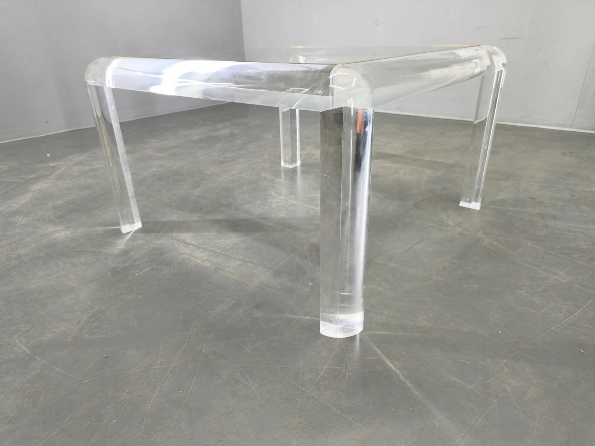 Table basse en acrylique, laiton et verre italienne, années 1980