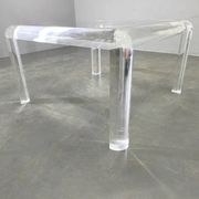 Table basse en acrylique, laiton et verre italienne, années 1980