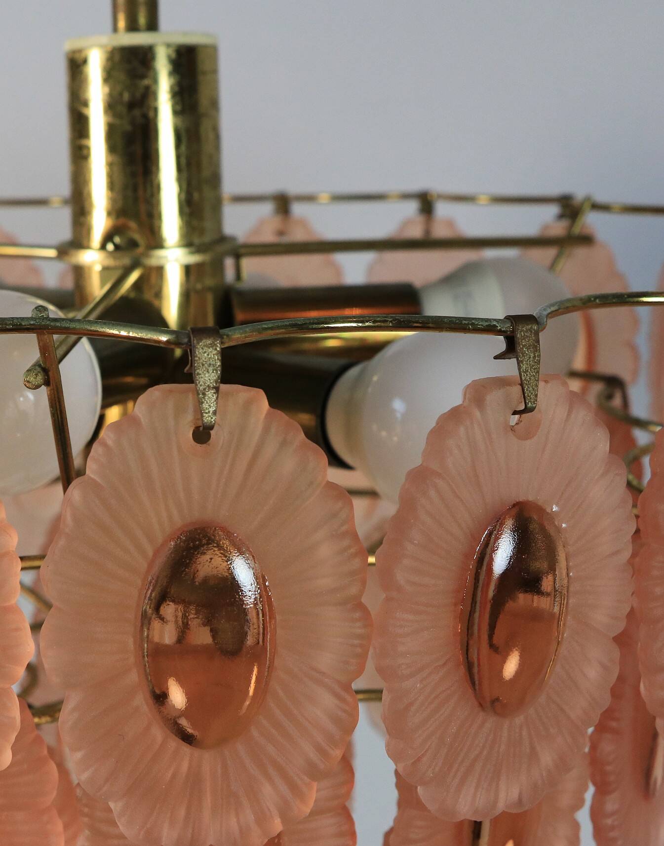 Chandelier vintage des années 70 avec 51 médaillons en verre rose, 37 cm