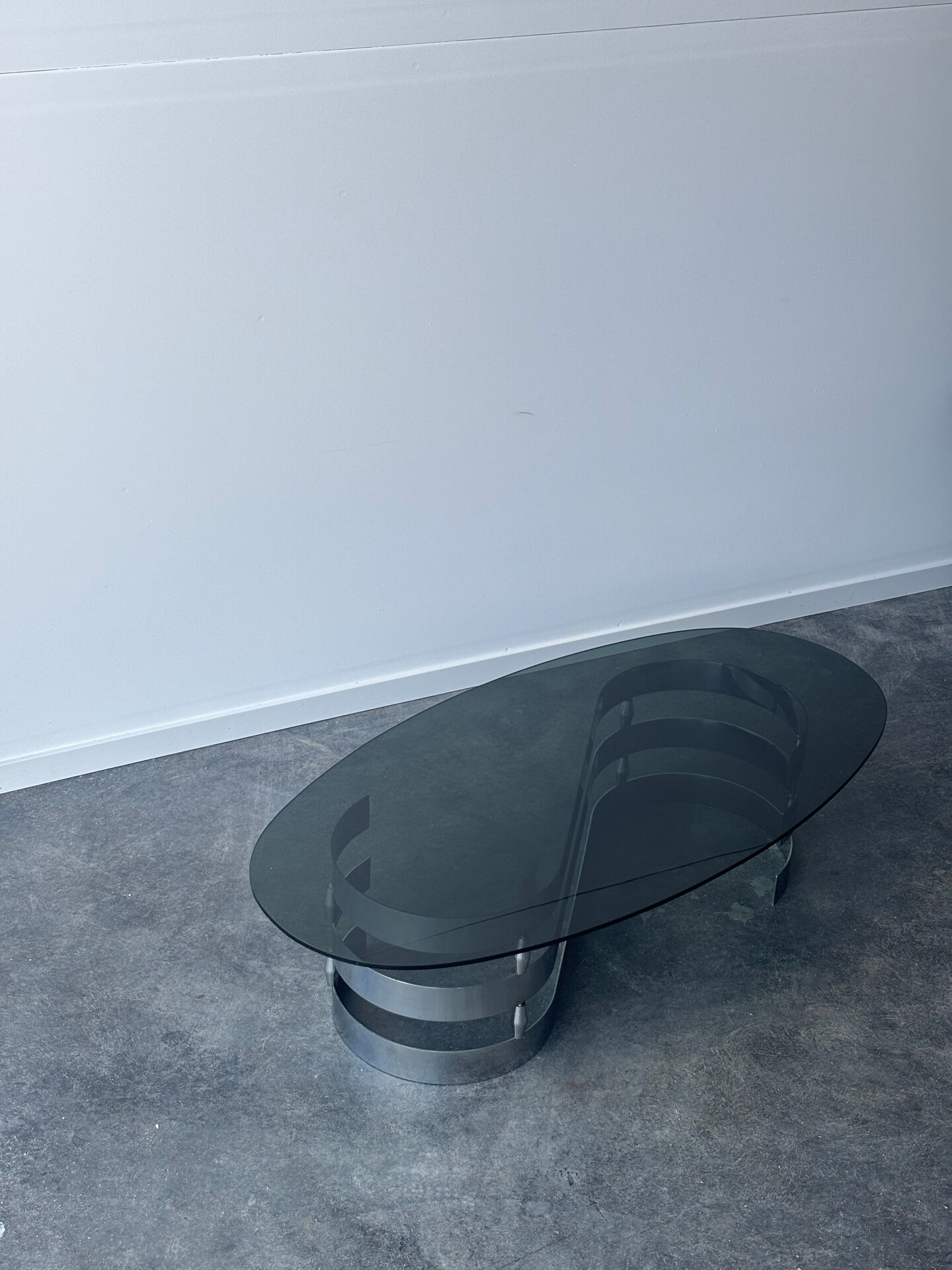Table basse design en verre fumé et chrome 1970