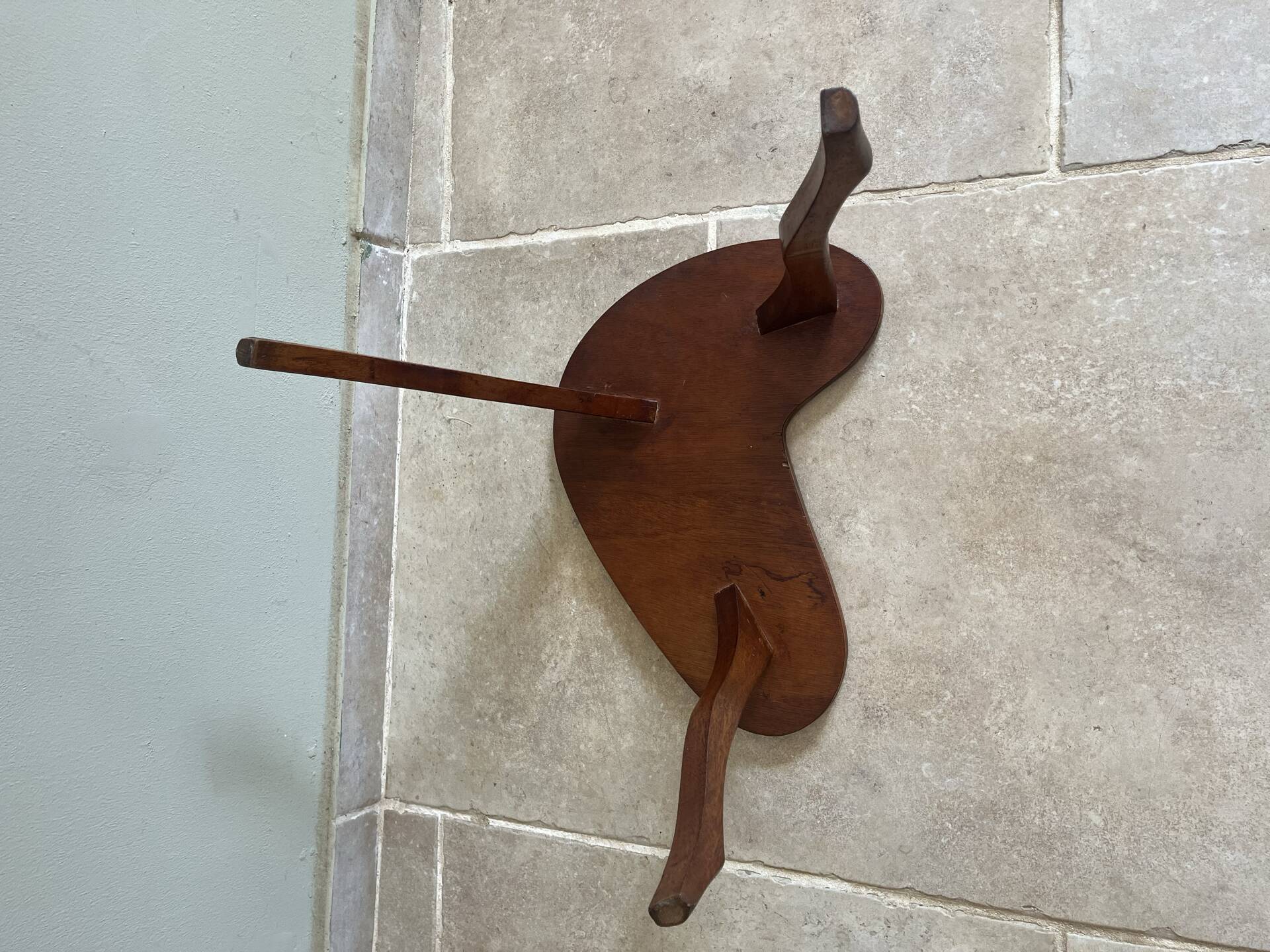 Small tripod side table in bean shape – 1950s/60s style