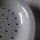 Égouttoir et plat porcelaine blanche