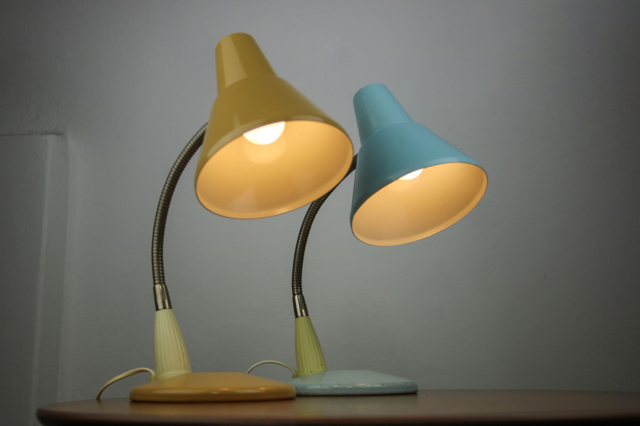 Adjustable Desk Lamp in Blue and Sand Painted Metal and Chrome-Plated Spiral Arm, 1970s, Set of 2