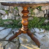 Small tripod pedestal table in walnut from the 19th century