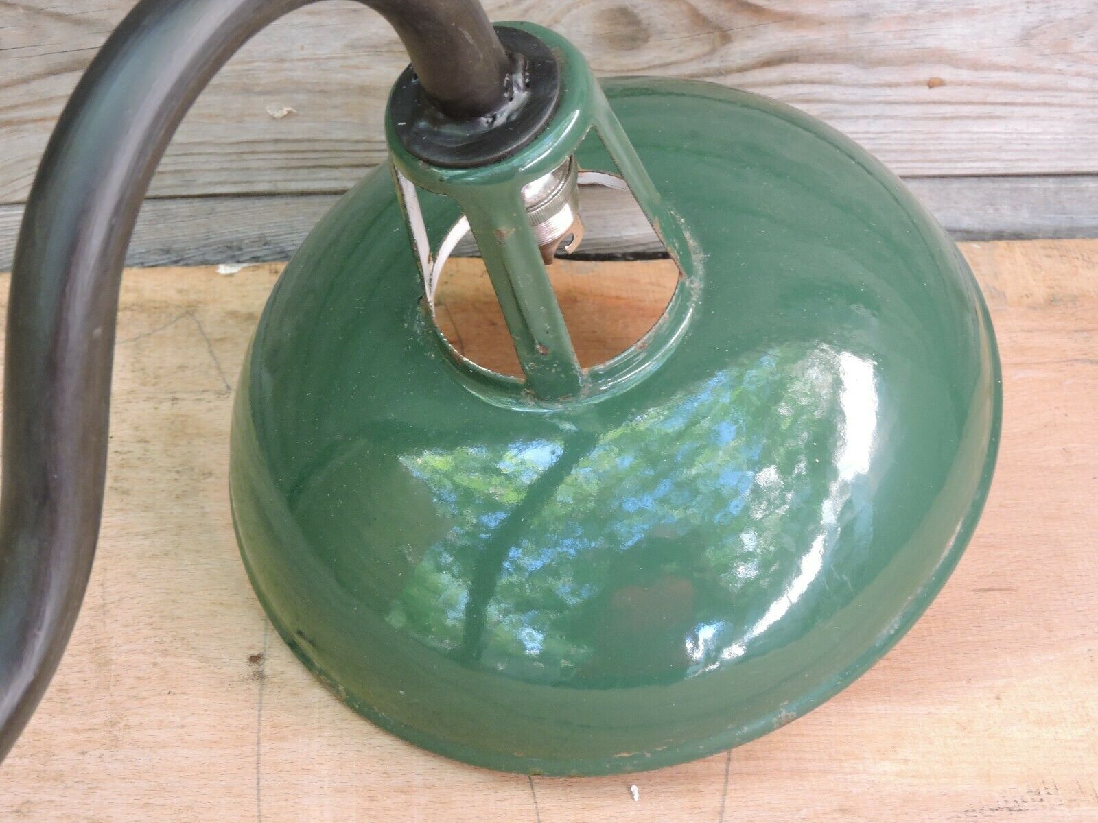 Enamelled swan collar lamp