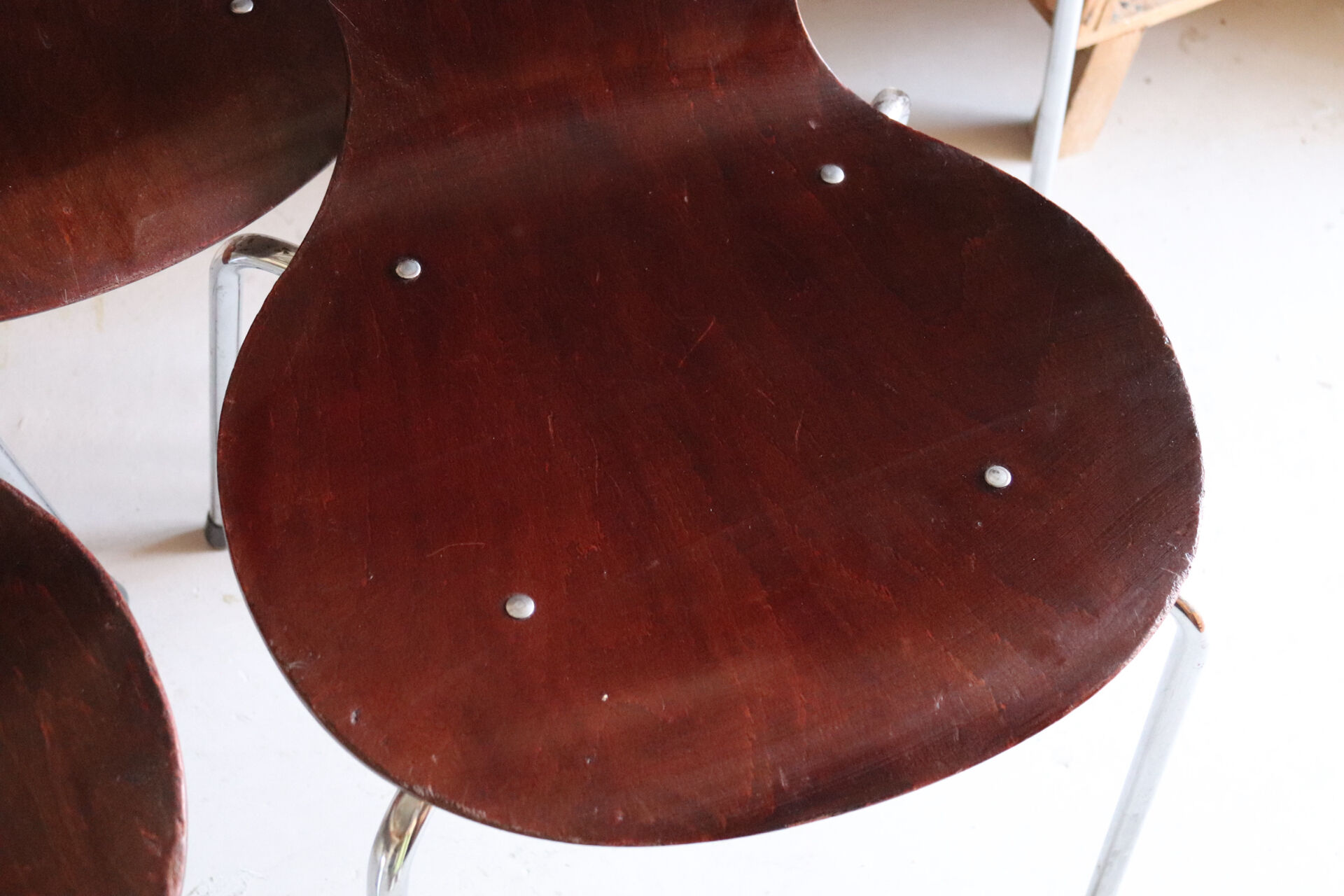 5 chaises style fourmi en contreplaqué moulé et métal chromé, esprit s