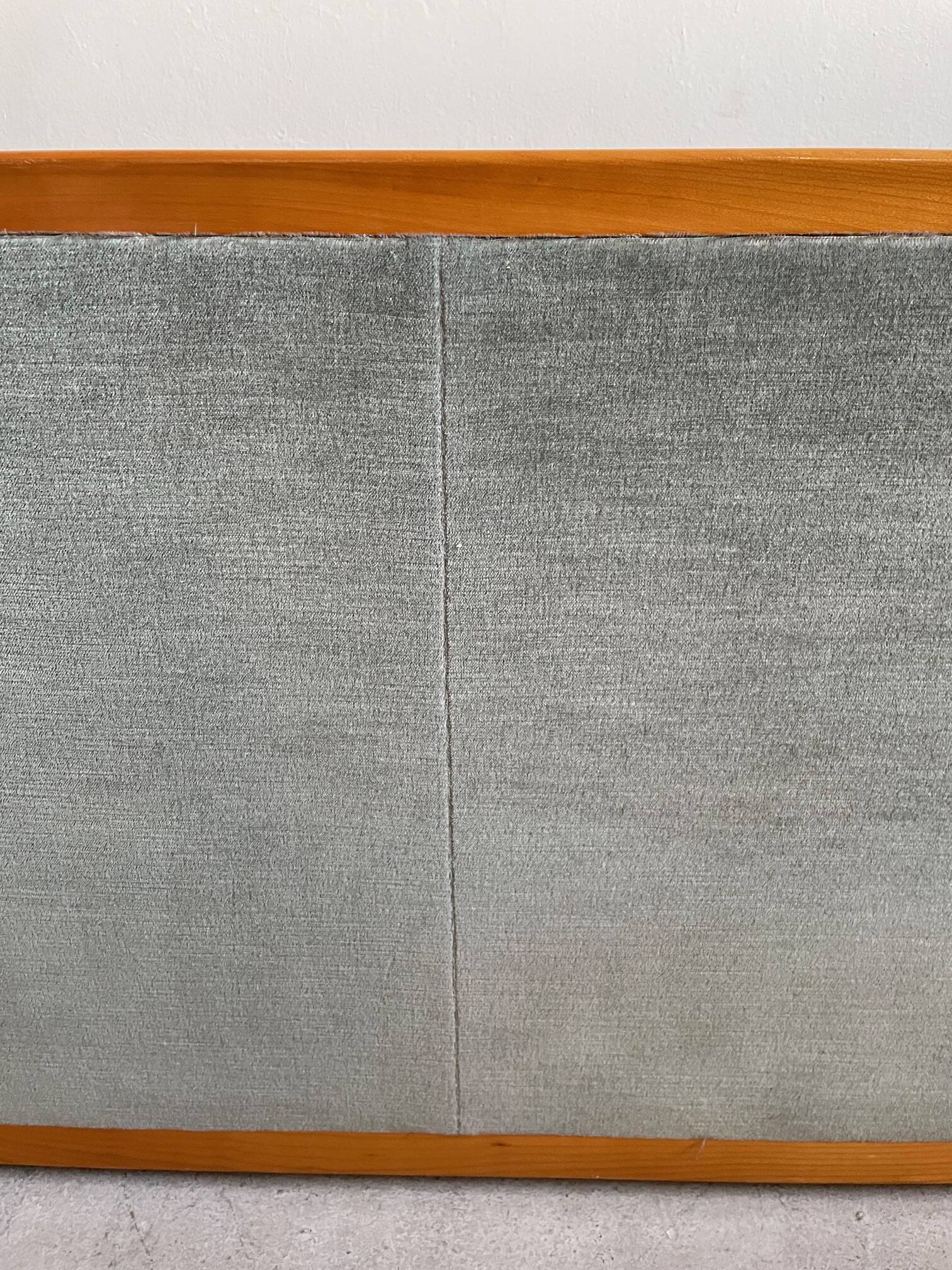 Canapé scandinave des années 1960, style milieu du siècle, en cerisier massif et velours