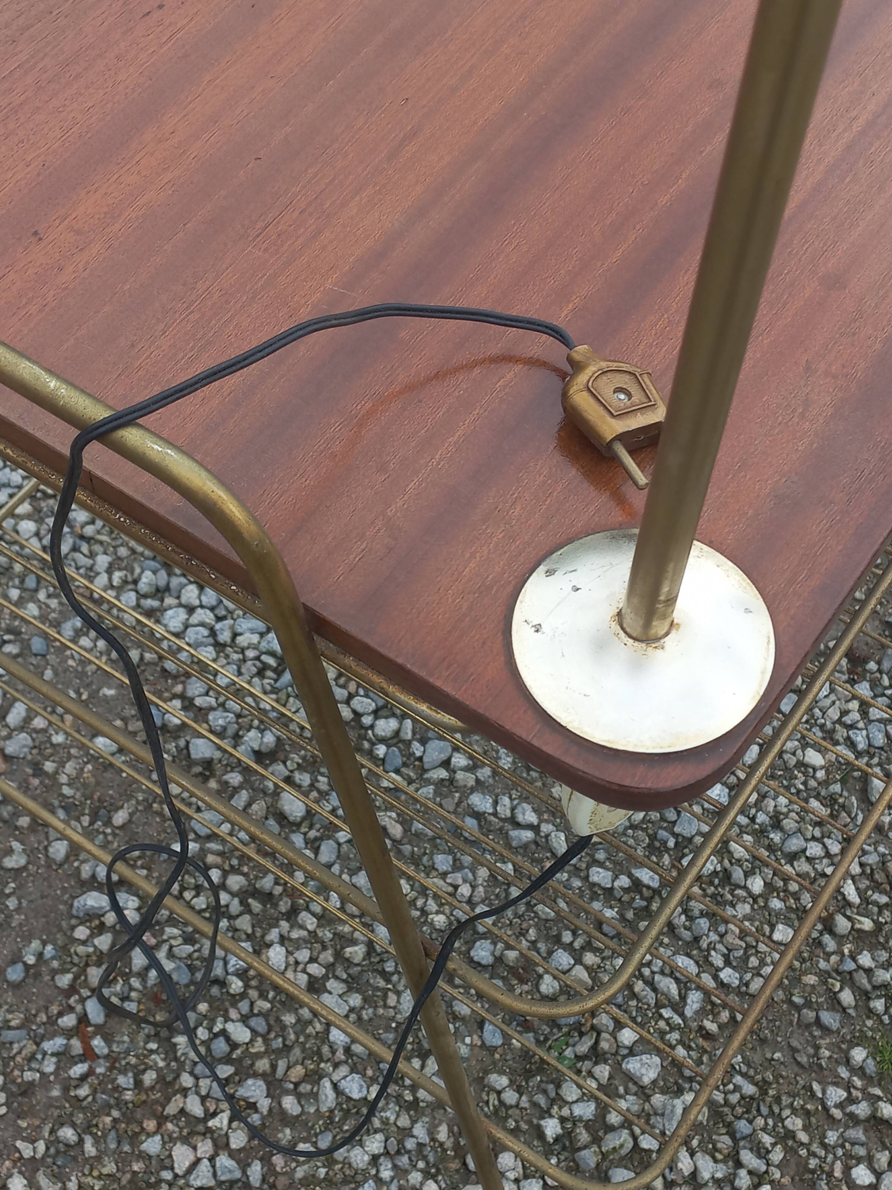 Lampadaire des années 50 en métal doré triple tablettes acajou et métal doré