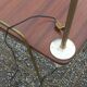 Lampadaire des années 50 en métal doré triple tablettes acajou et métal doré