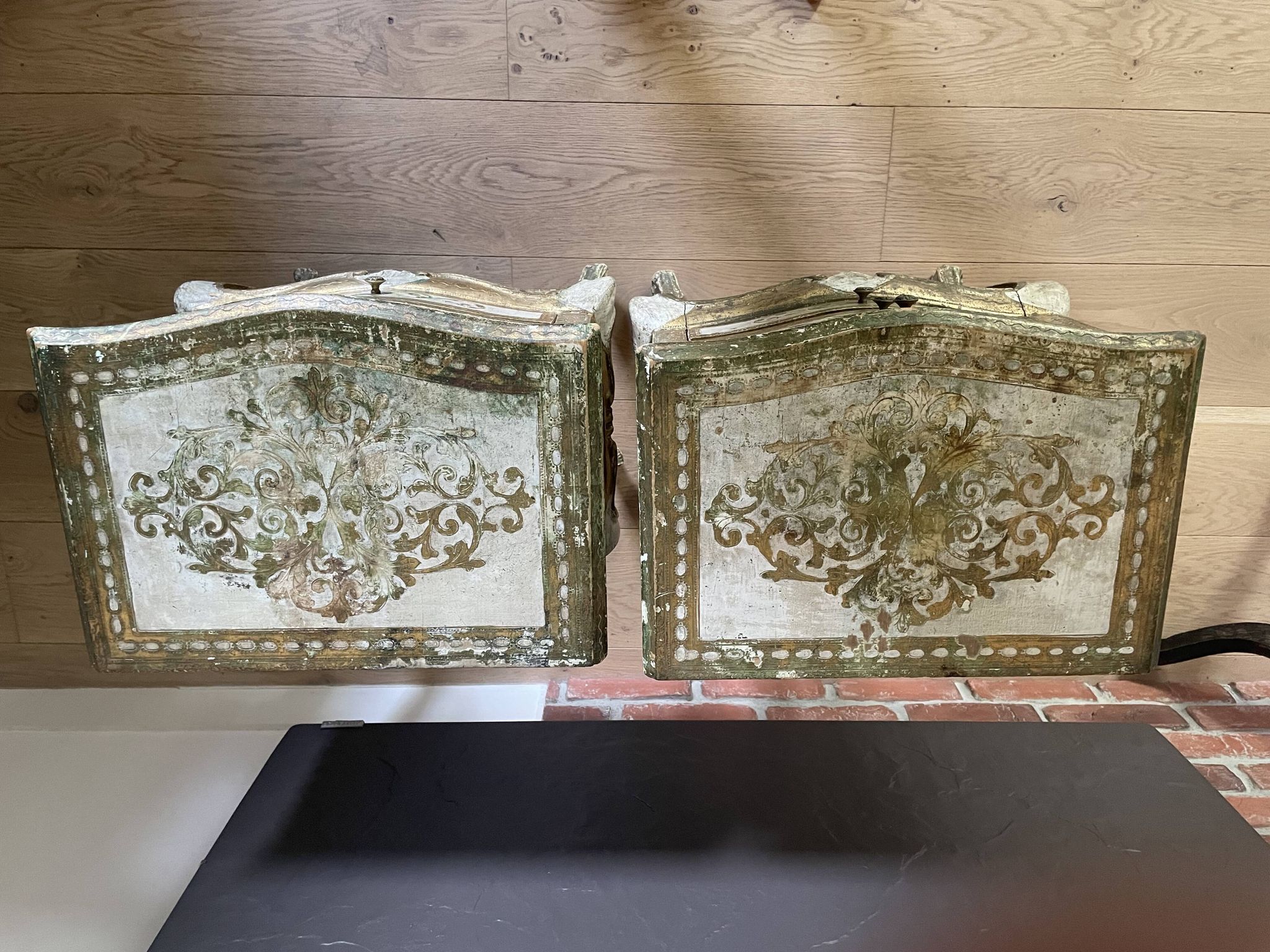 Bedside pair, 3 drawers, 1 drawer and a niche, painted golden wood, italian renaissance style