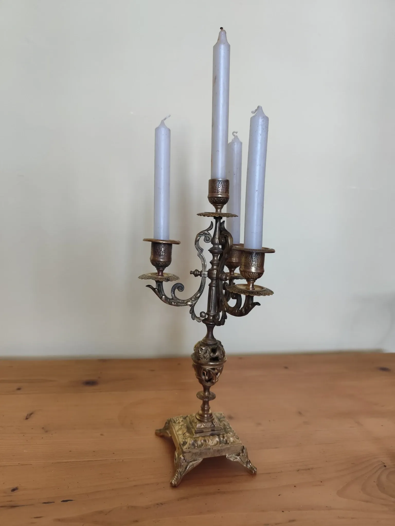 four-light candelabrum in chiselled brass from the 19th century