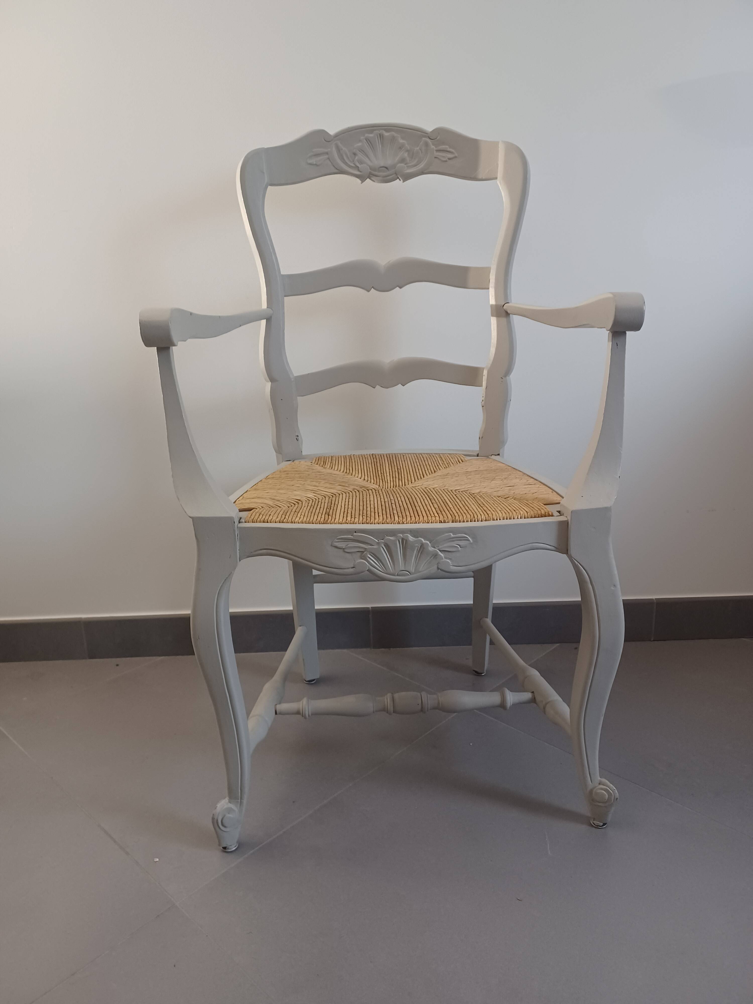 Armchair in painted wood, grey, with straw seat