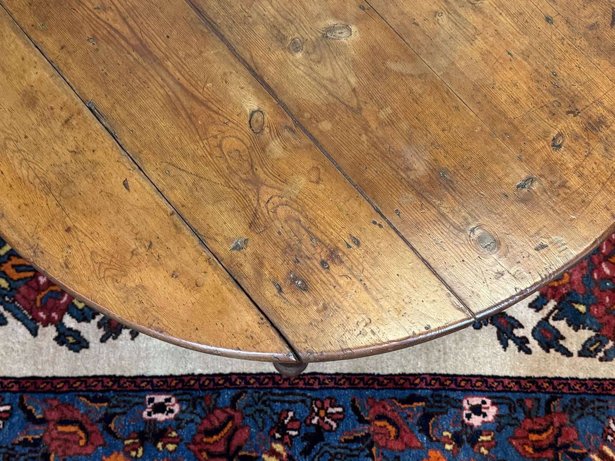 Oval coffee table in fir from the early 20th century.