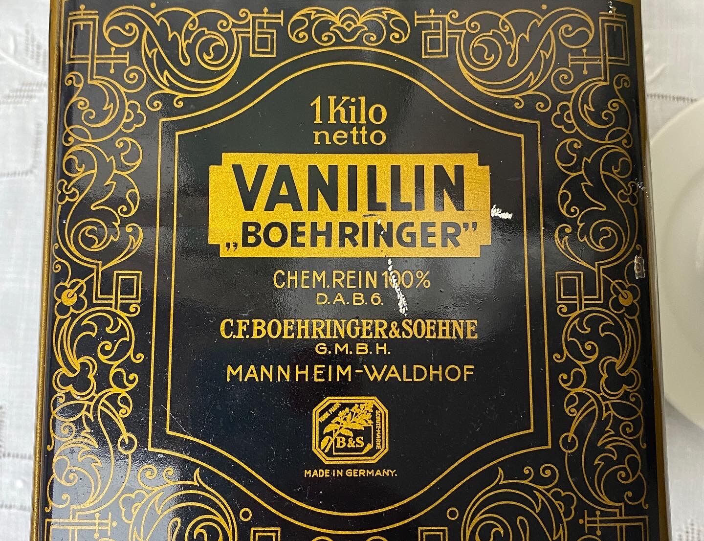 Antique tin box Boehringer vanillin