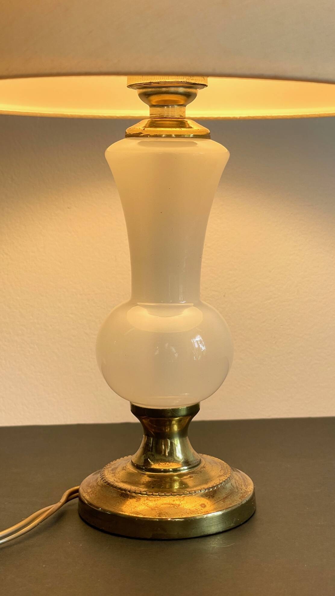 Chic lamp in opaline glass and vintage brass