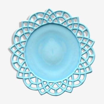 Assiette barbotine opaline bleu-clair dentelle