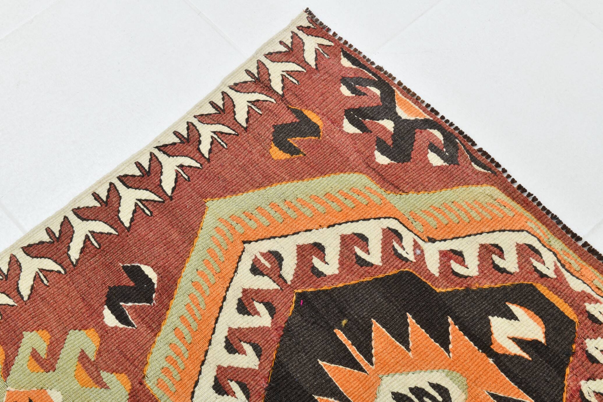 Tapis kilim vintage géométrique fait main – Explosion de motifs ethniques