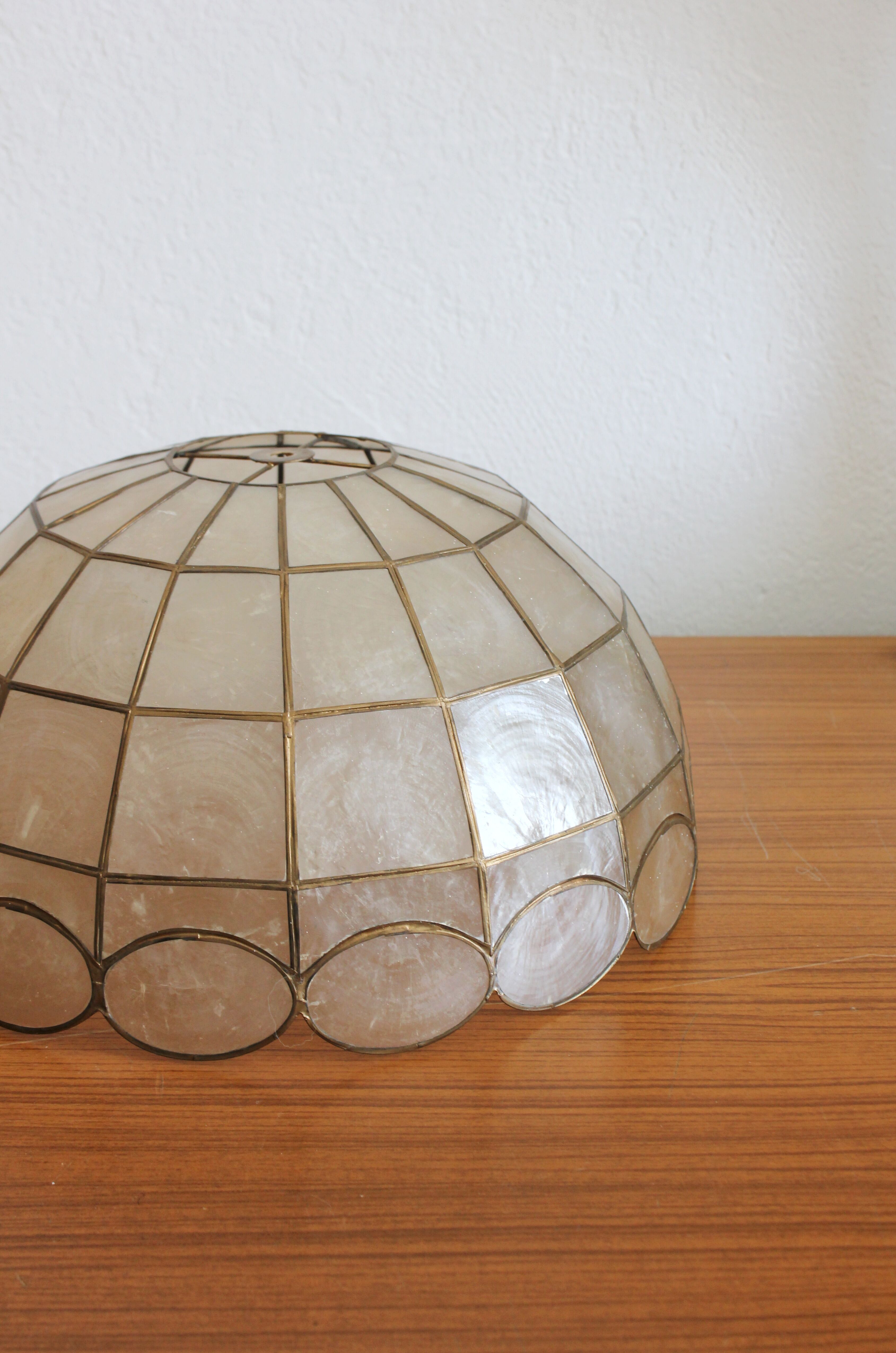 Chandelier pendant lamp in mother-of-pearl and vintage brass