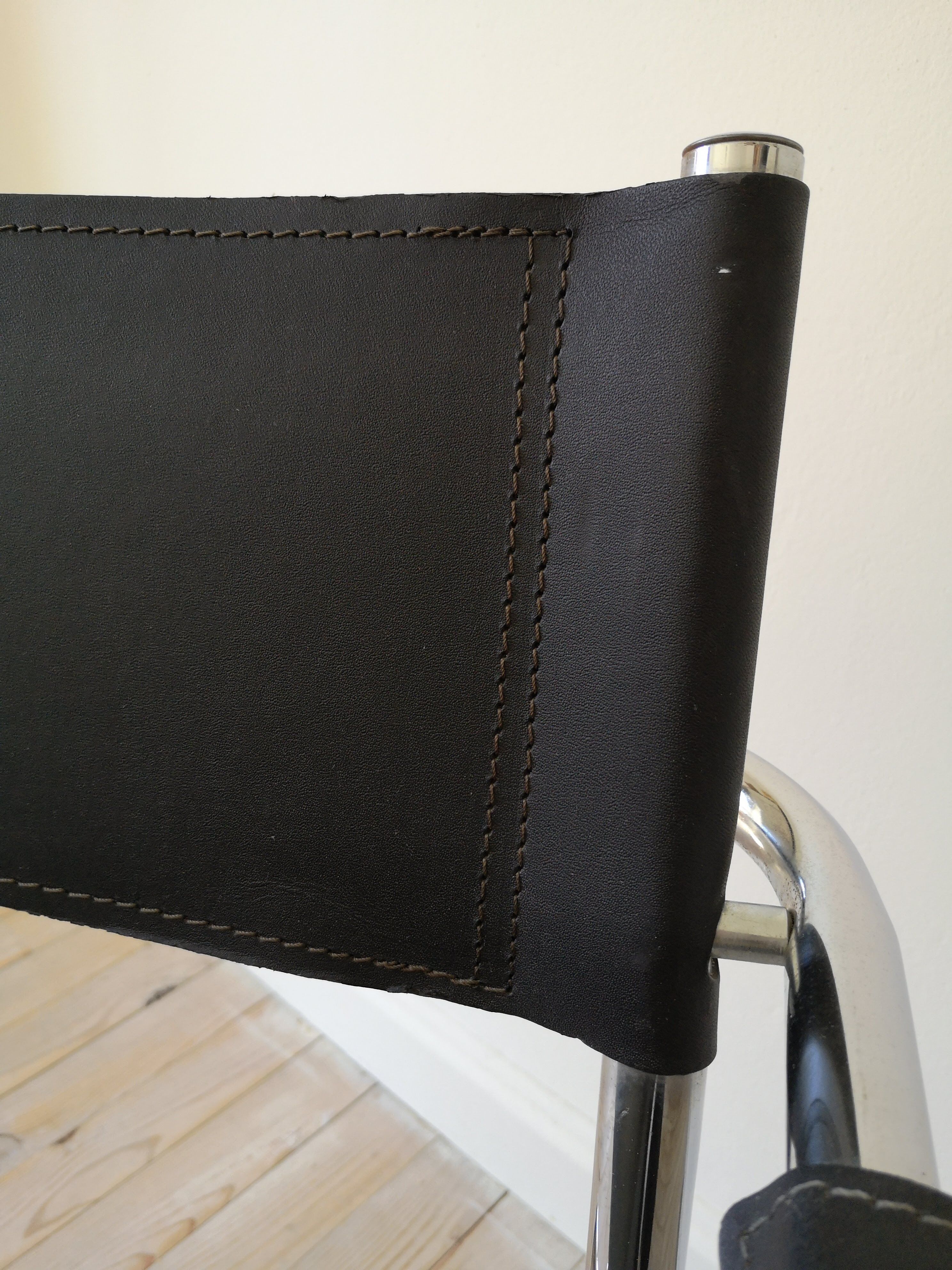Black leather armchair Matteo Grassi