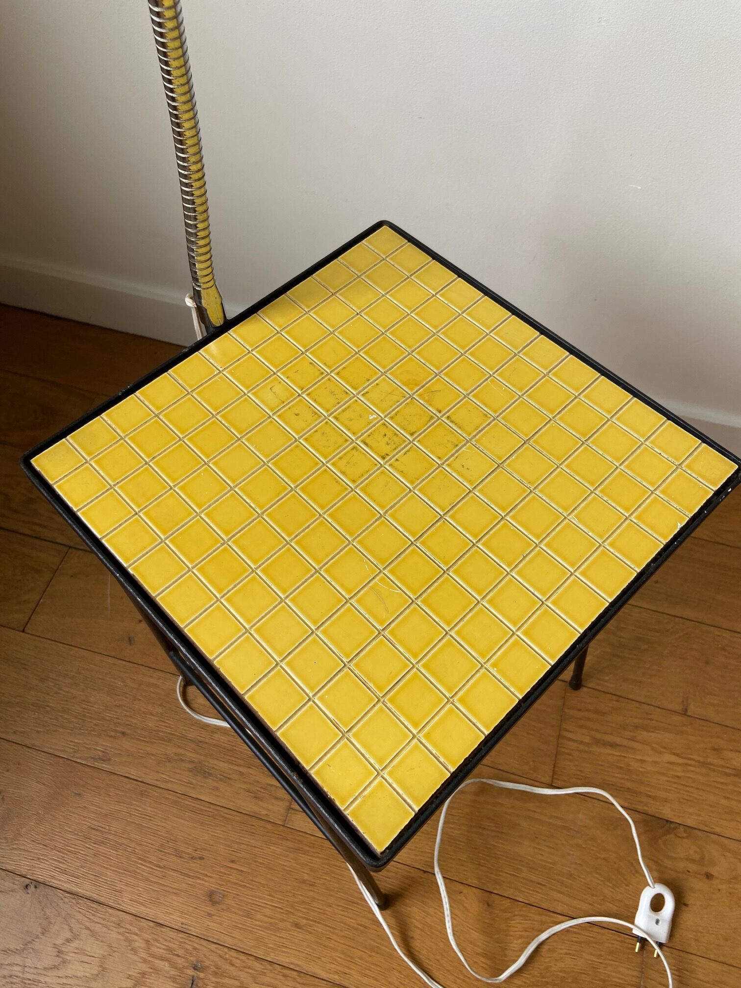 Metal bedside table, scoubidou and chrome lamp