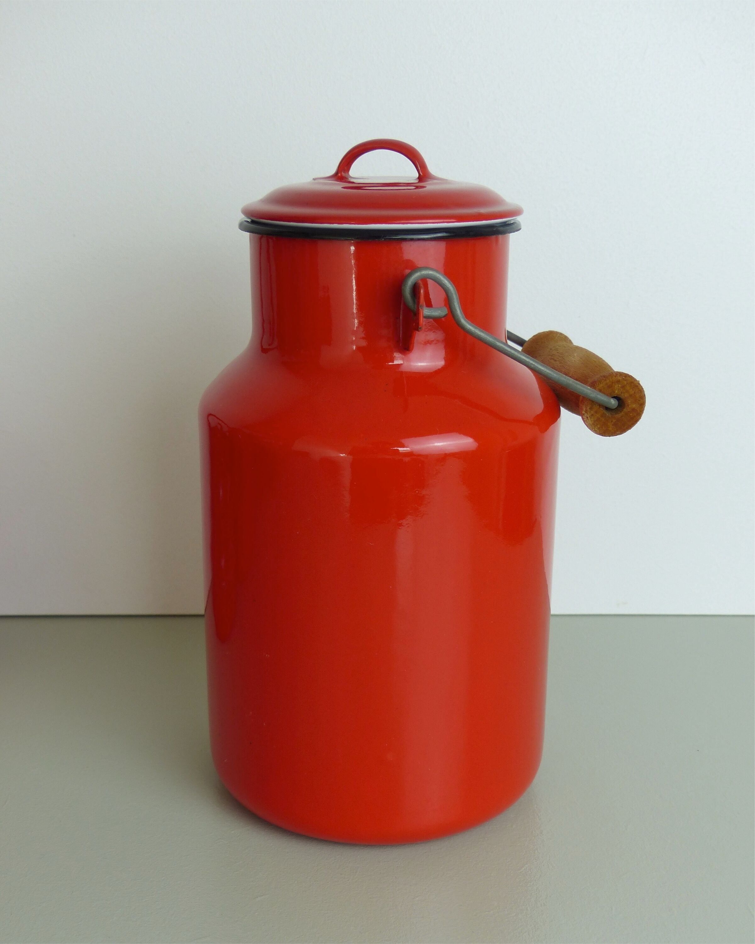 Set milk pot, kettle, coffee maker and red enamelled strainer