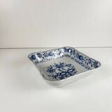 Pair of square dishes in Blue Onion porcelain Kahla – East Germany, 1960–1980
