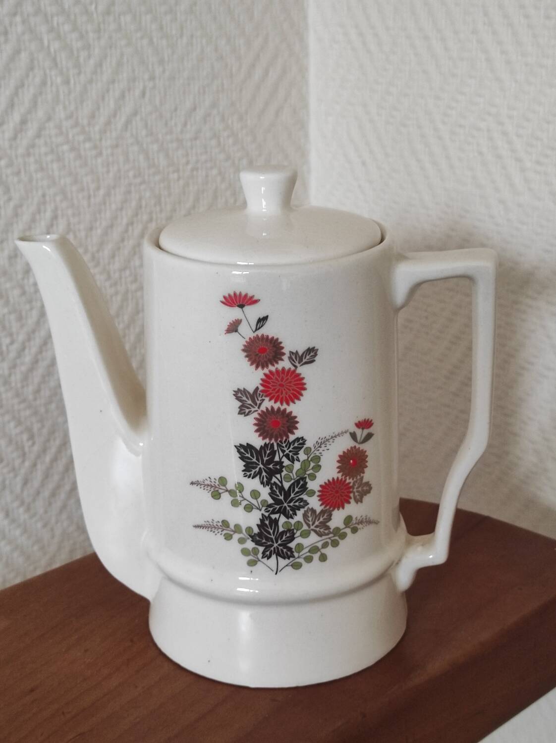 Small coffee maker with floral decoration