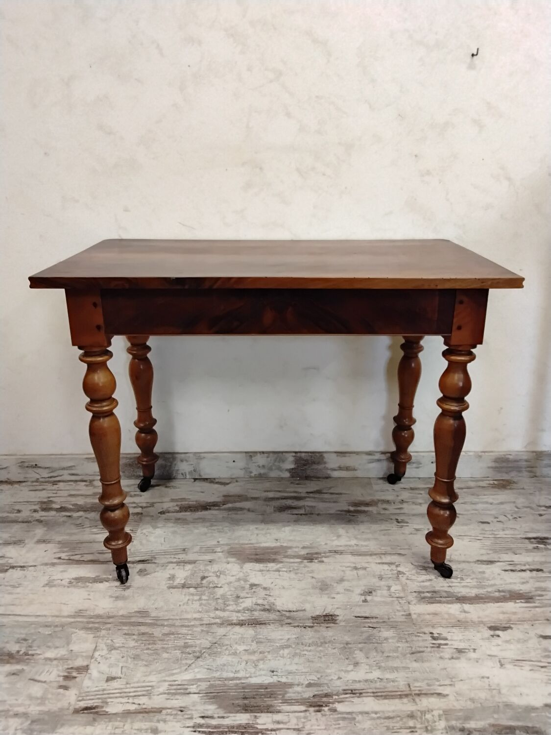 Bureau ancien en bois avec tiroir