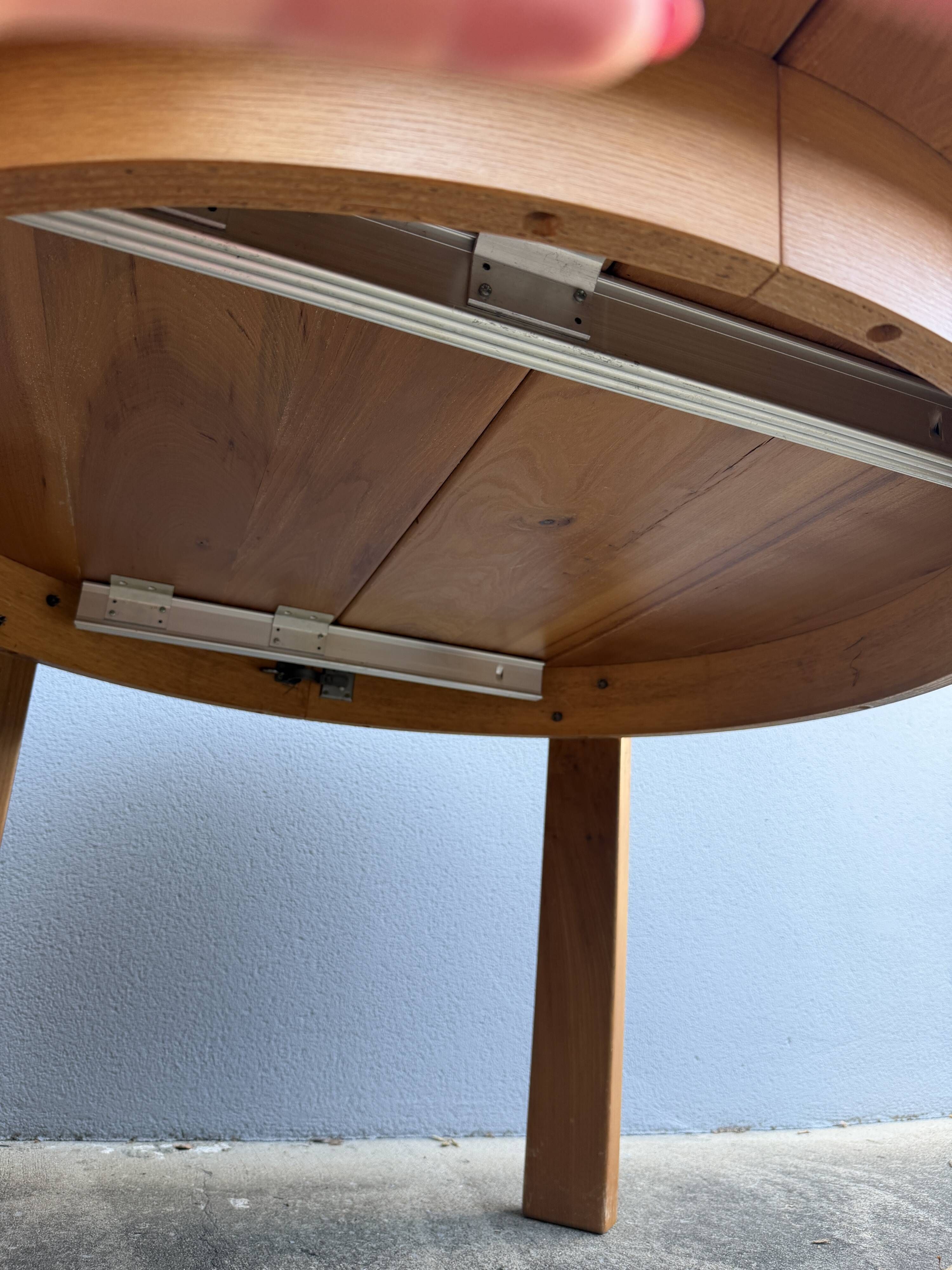 Table ronde en orme massif années 70 Maison Regain