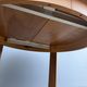 Table ronde en orme massif années 70 Maison Regain