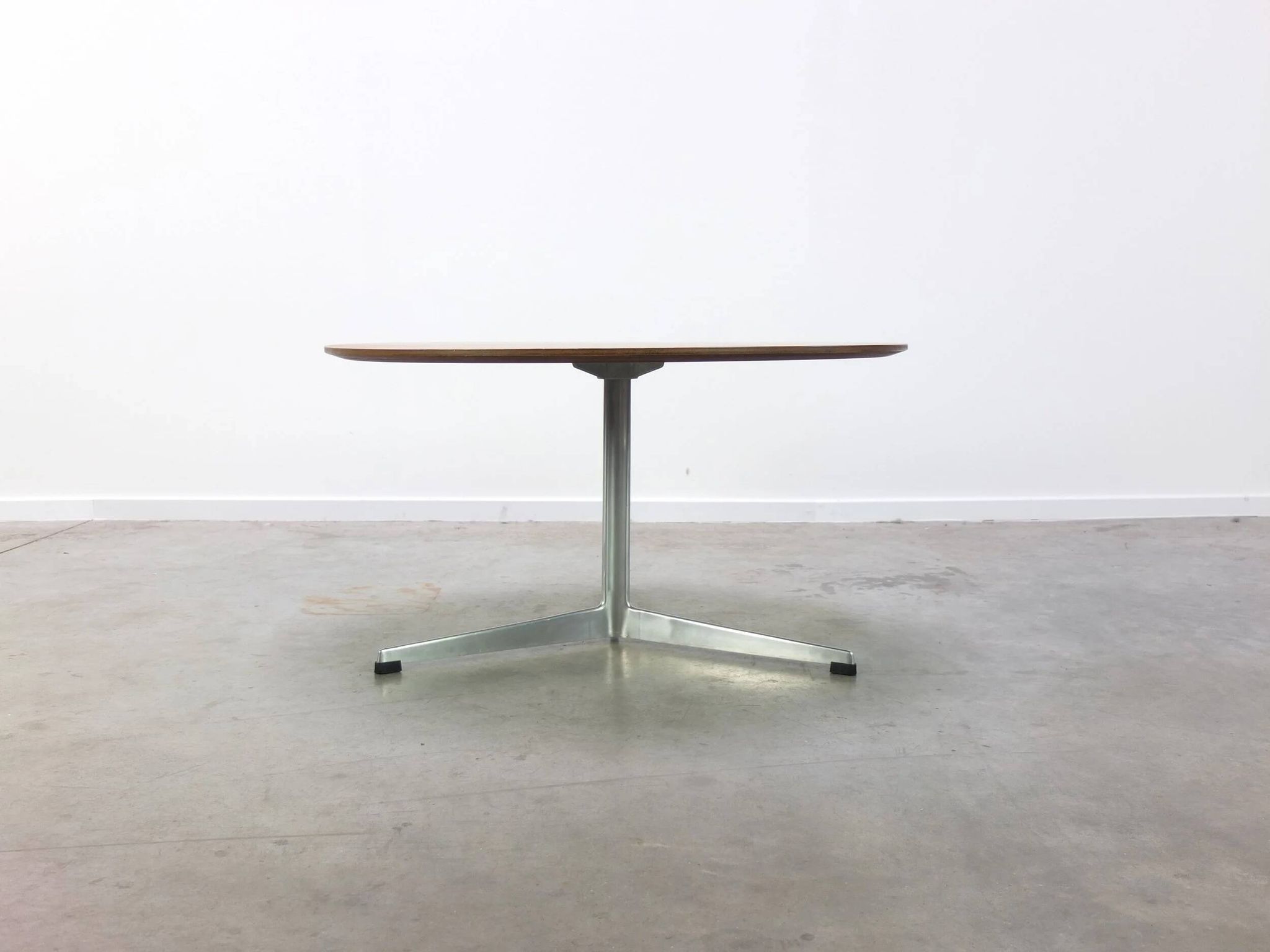 Circular coffee table in oak by Arne Jacobsen for Fritz Hansen, 1960s